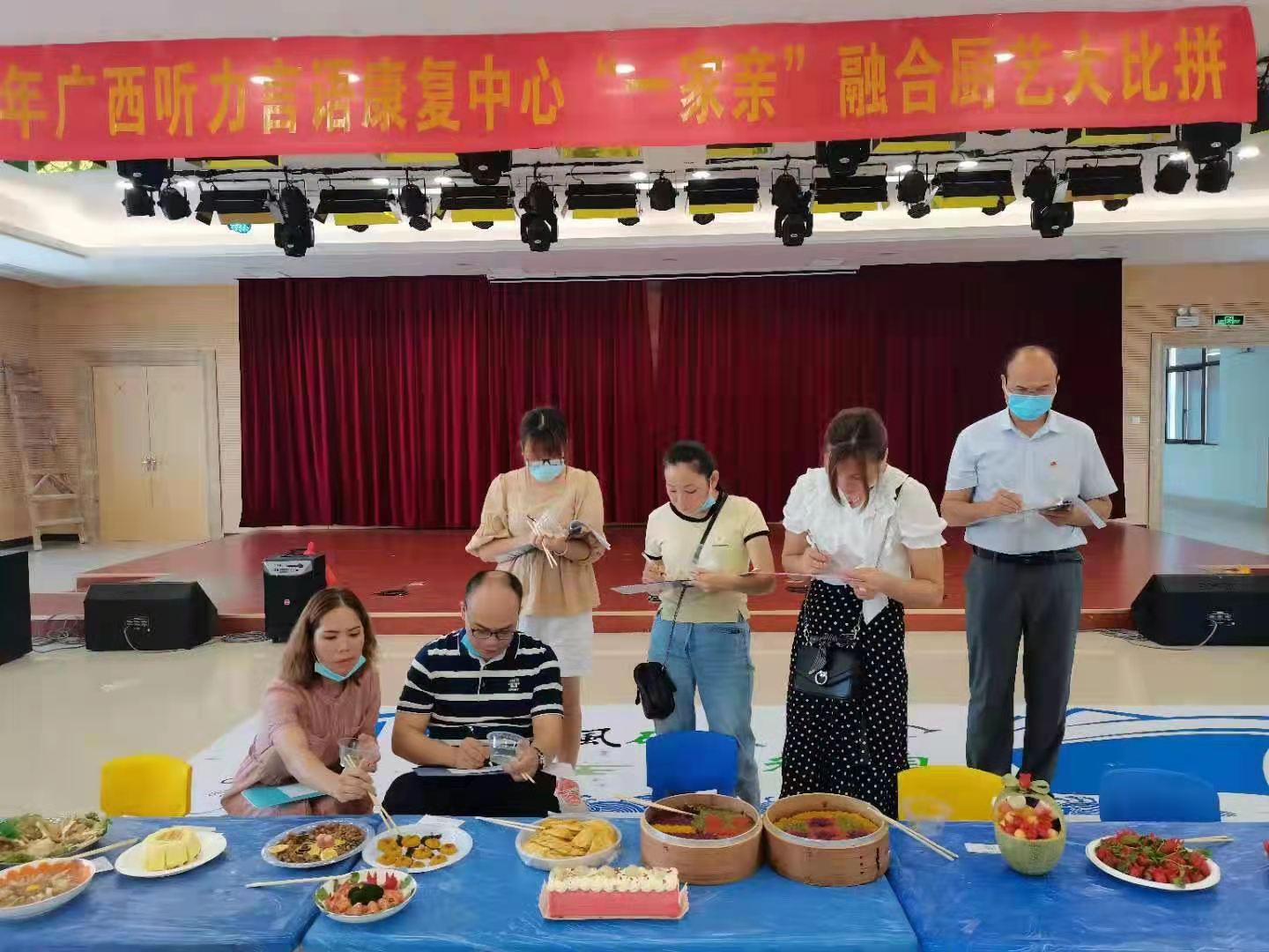 图为评审团在品评参赛菜肴