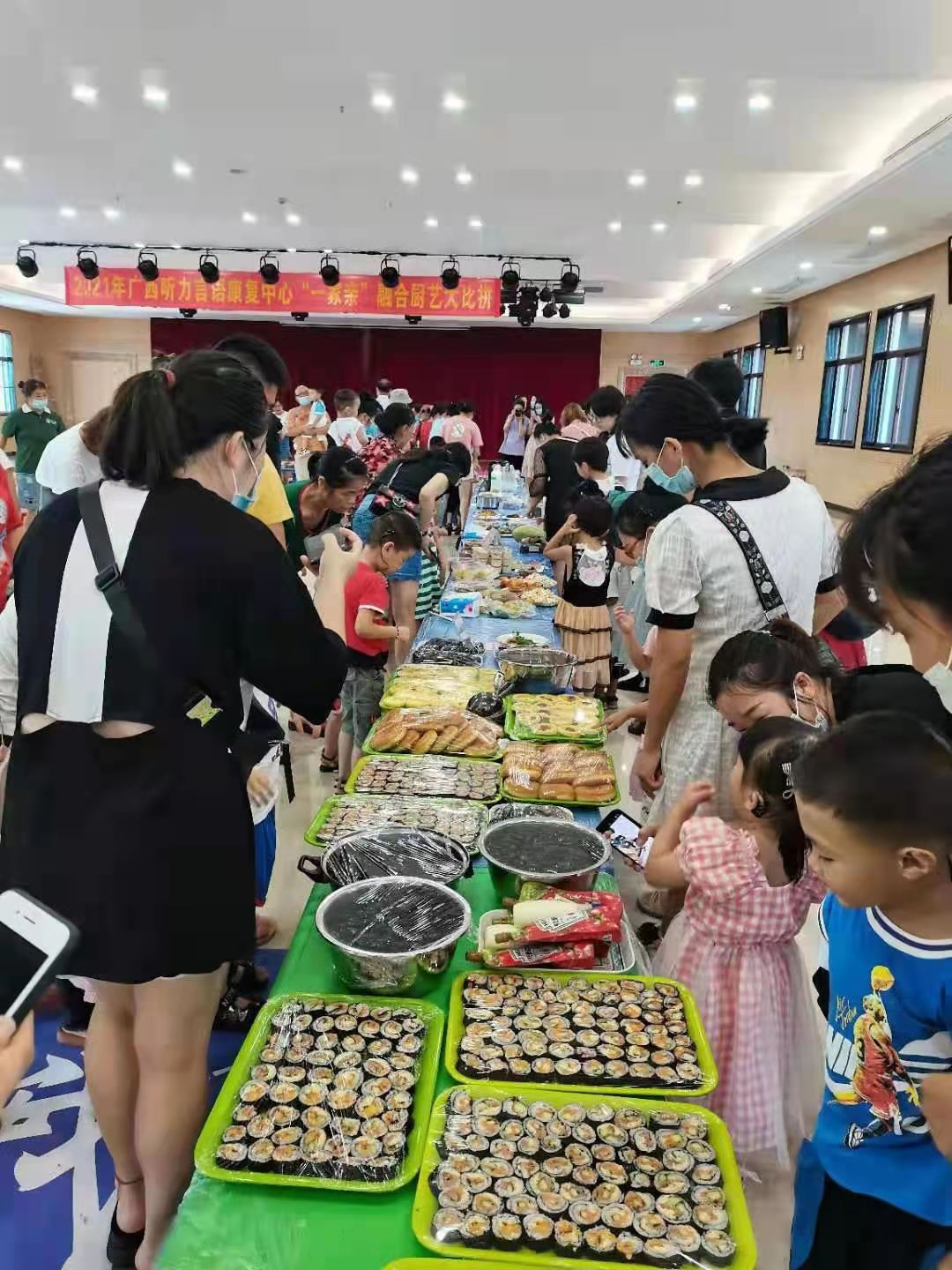 图为家长带领孩子参观自助宴席